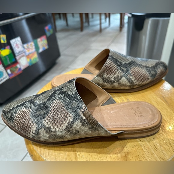 Frye and Company Causal Snake Skin Print Mule 'Jacy' slip on flat - Picture 6 of 8